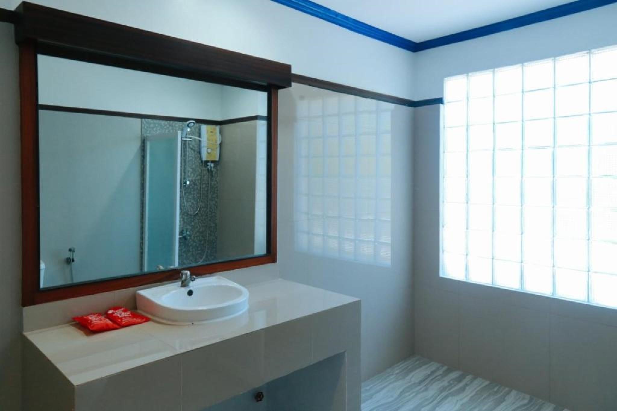 Reddoorz Plus @ Castle Chateau Iloilo Exterior photo