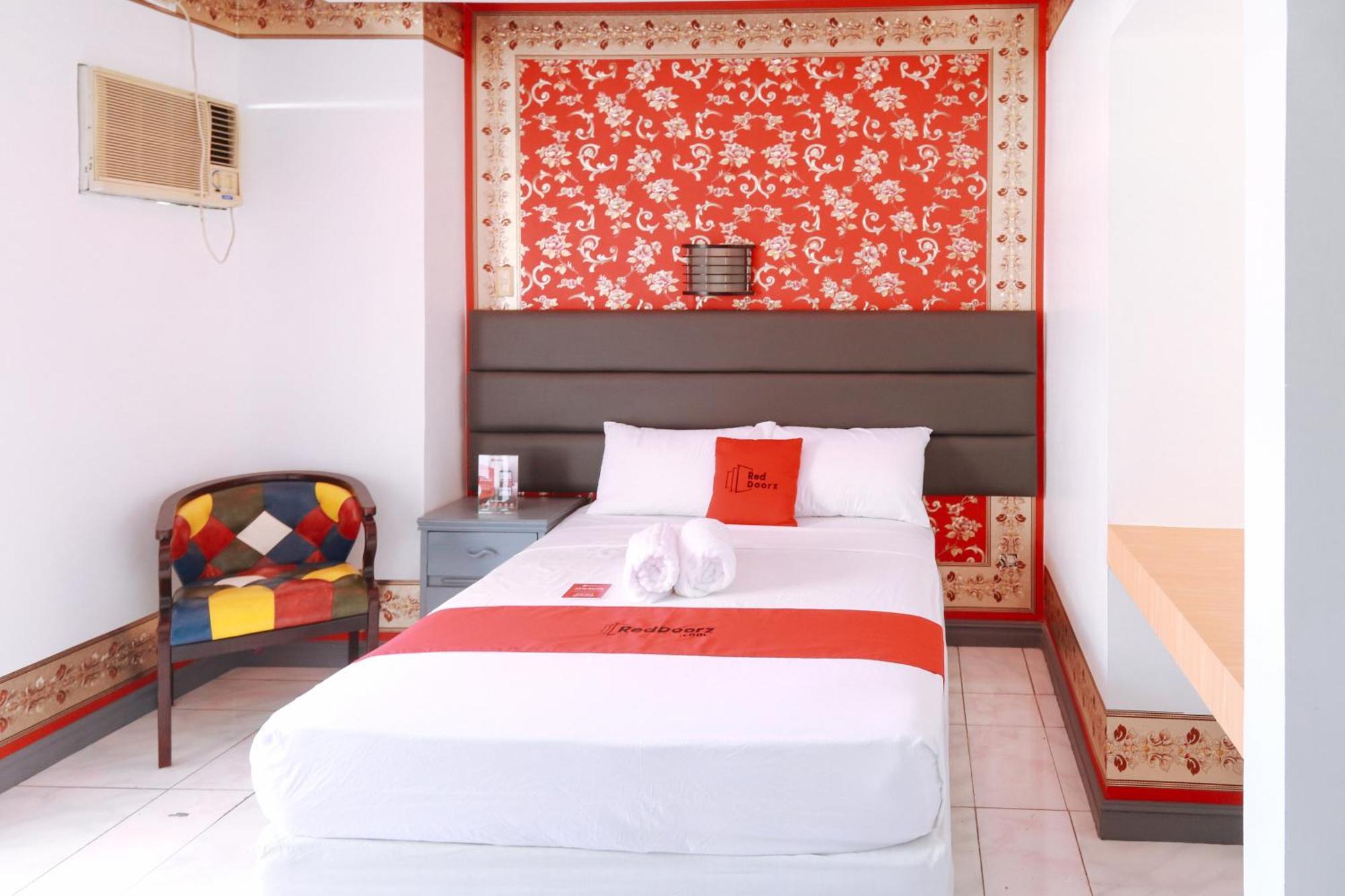 Reddoorz Plus @ Castle Chateau Iloilo Exterior photo