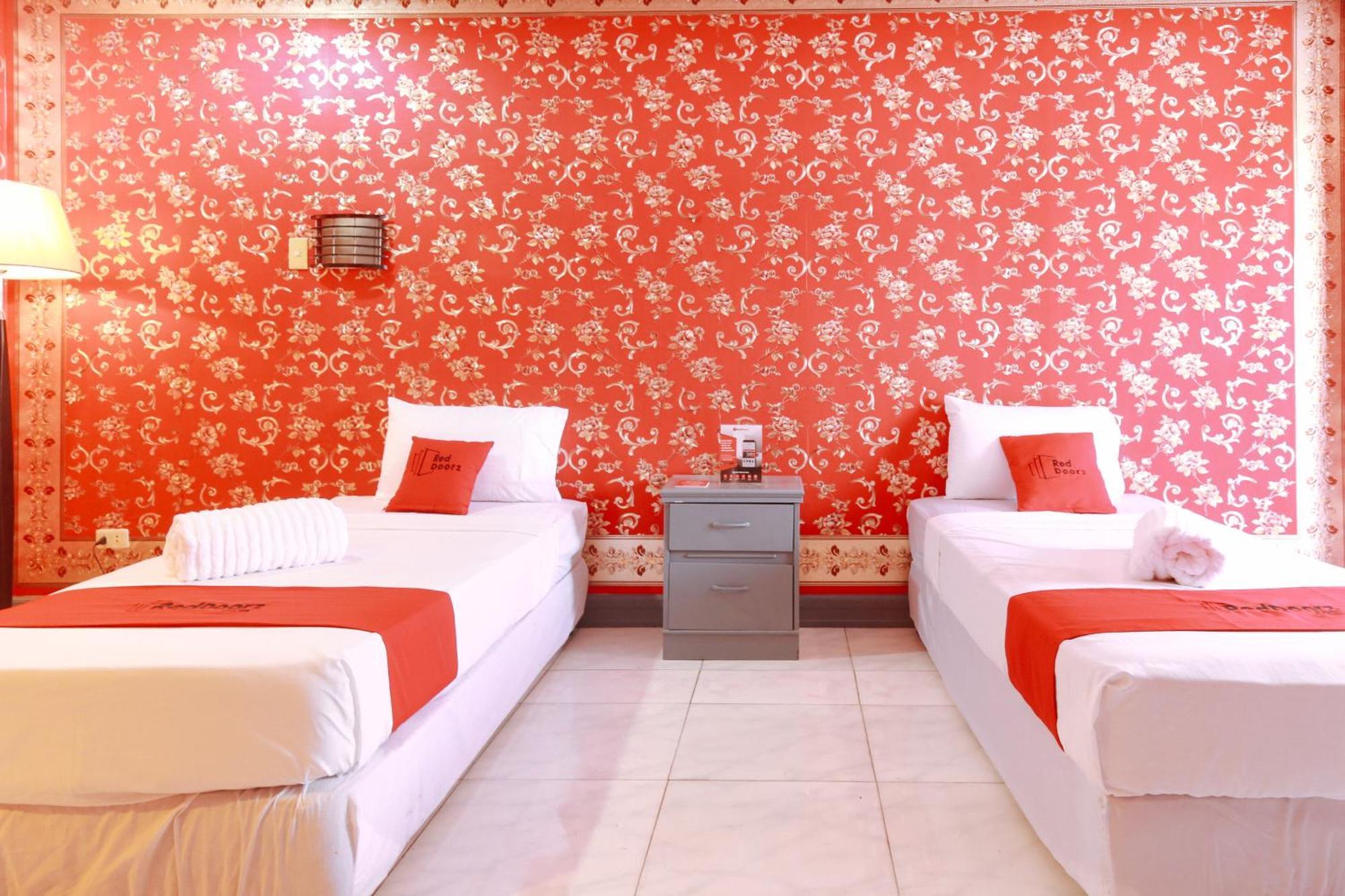 Reddoorz Plus @ Castle Chateau Iloilo Exterior photo