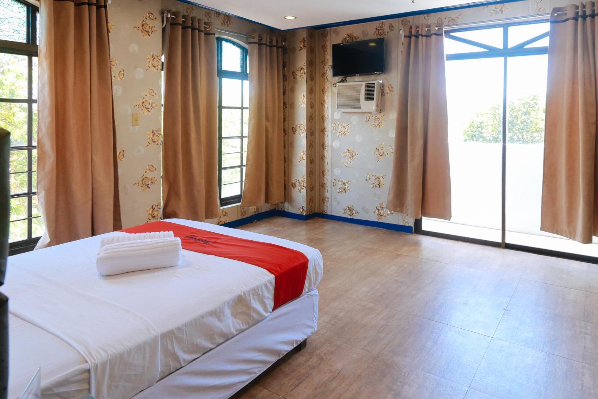 Reddoorz Plus @ Castle Chateau Iloilo Exterior photo